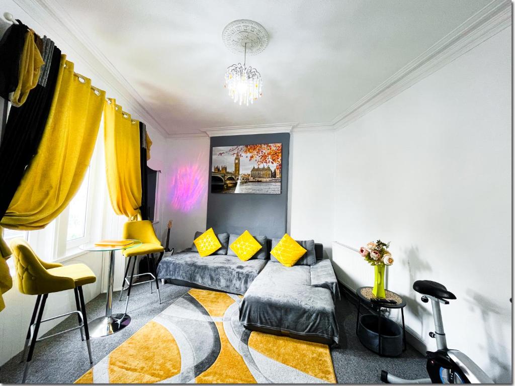 Spacious 3 Bedroom Entire Apartment Self Check in, Fife