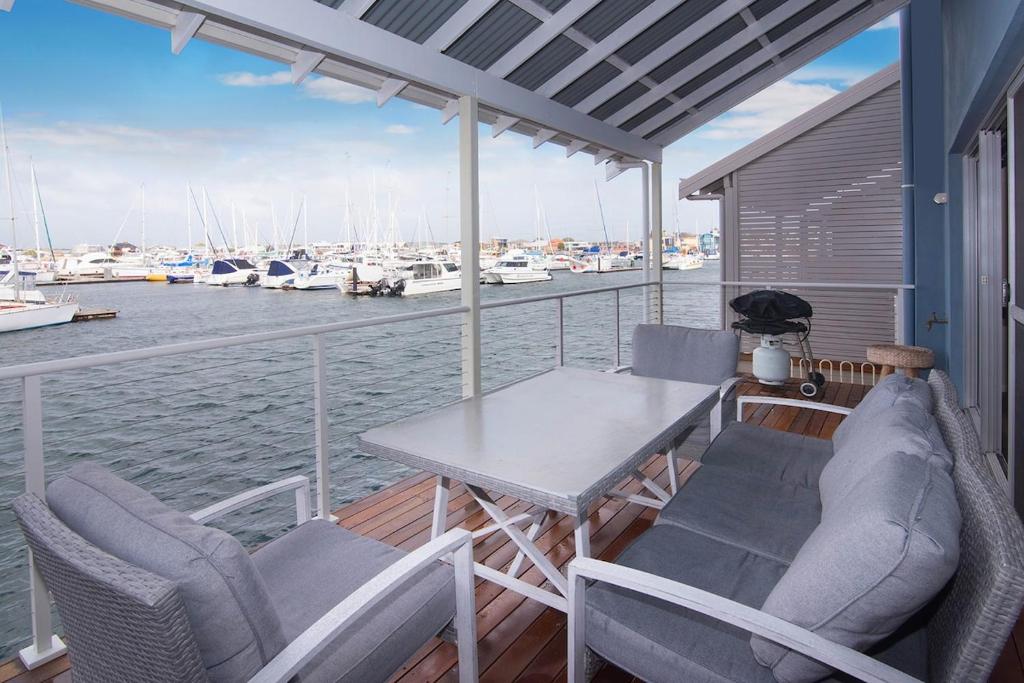 Marina Edge-Kayaks, Bikes x2, BBQ, Private Jetty, Geographe