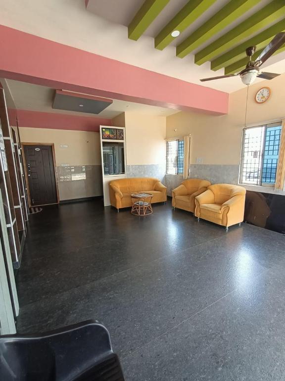 SB Parvathi Comforts, Maisúr