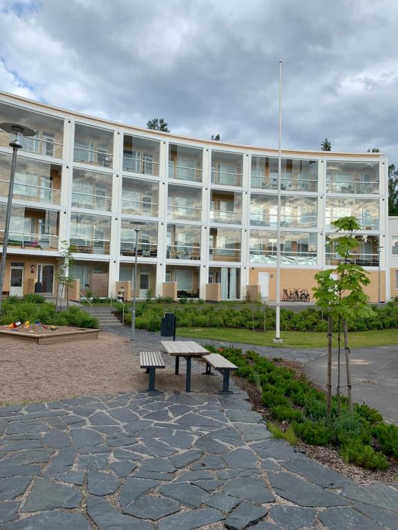 Tilava yksiö isolla lasitetulla parvekkeella, Helsinky