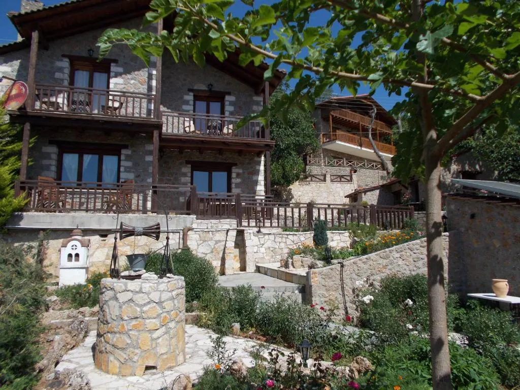 Theasis suites-Ορεινή Φιλοξενία, hotel v destinaci Kato Trikala Korinthias