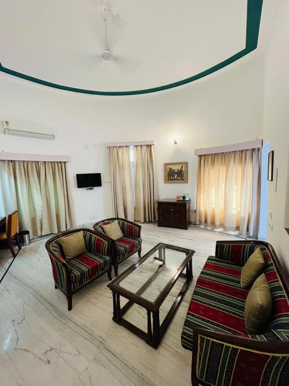 シカールバディ ホテル プライベート リミテッド (Shikarbadi Hotel Pvt. Ltd)