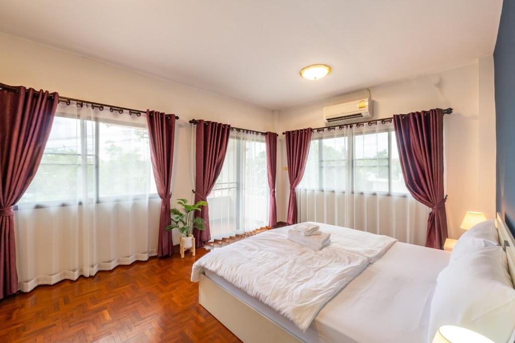 Spacious House Near Old City Near Night Bazaar