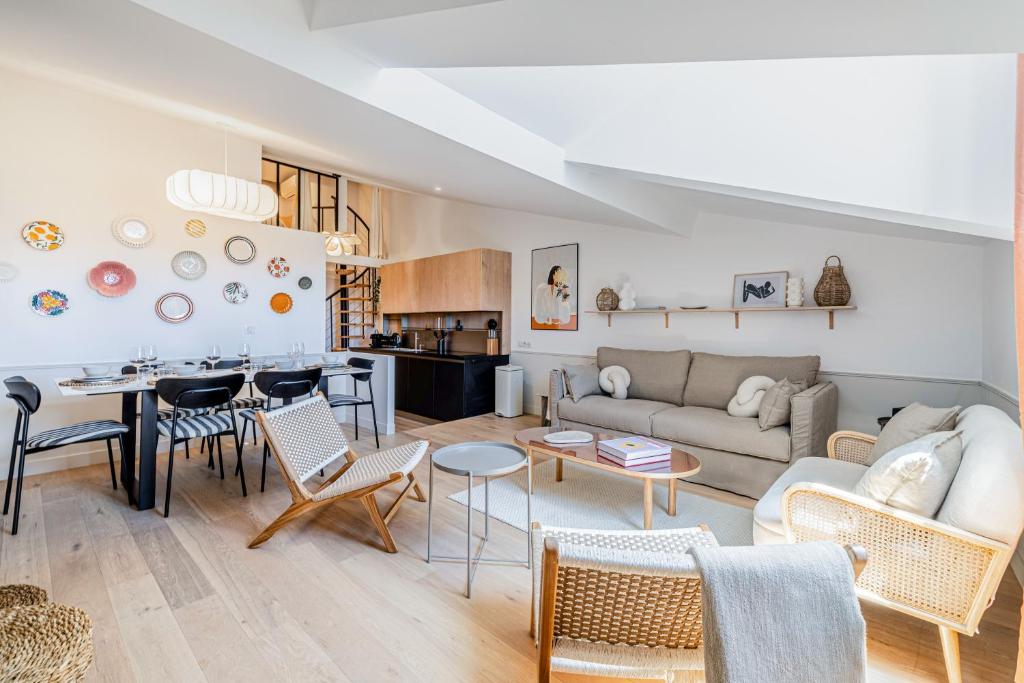 Exceptional location, 2BR right on Place Massena, Newly Renovated, Nice