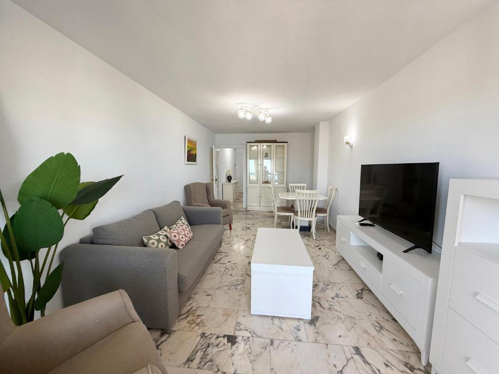 Poseidon Sea Views & Pool Apartment - 4