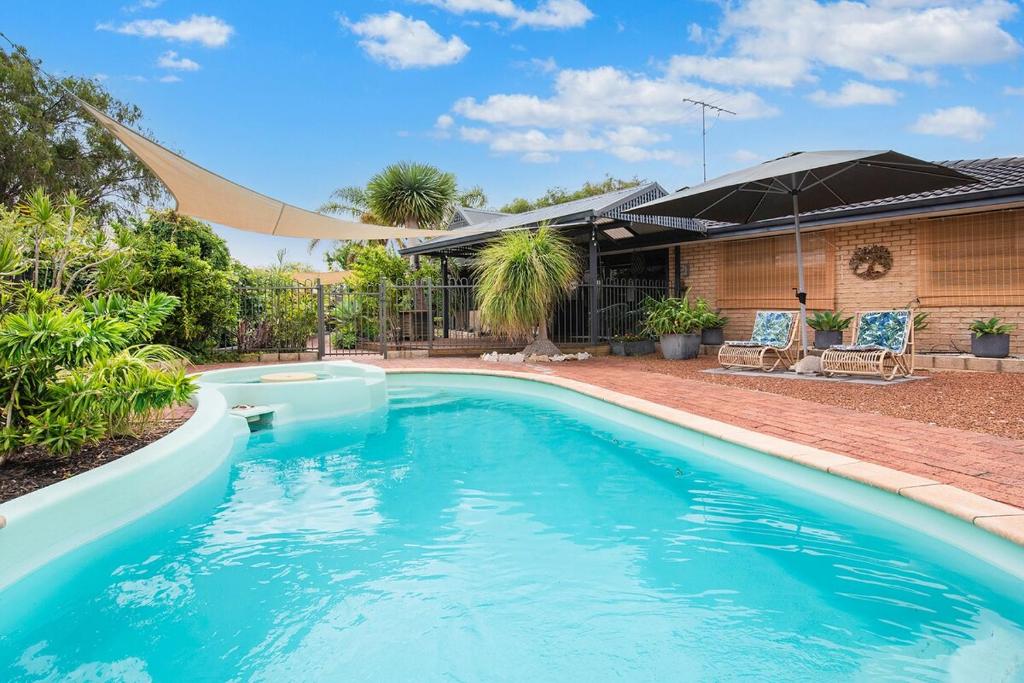 Just Chillin- Pool, 2km to beach, Broadwater