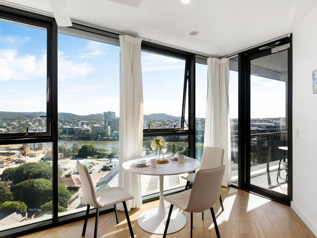 Floor to Ceiling River& Mountain View Top Location, Brisbane