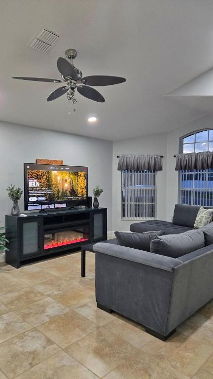 Spacious Modern Home, Near UCF, Sleeps 6, Orlando