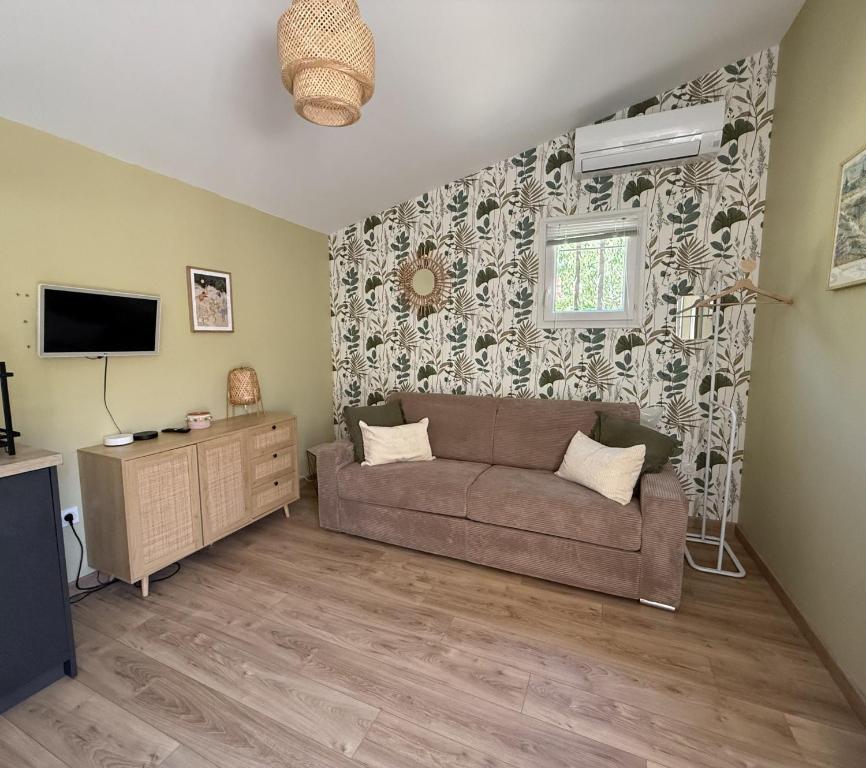 Charming studio with private terrace, La Roque-dʼAnthéron