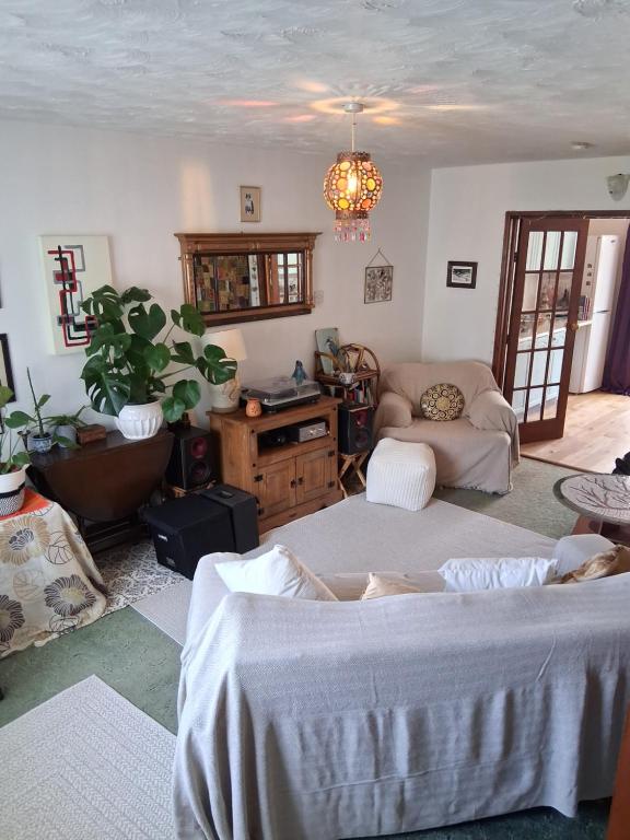 King bed, opposite the beach, Borth