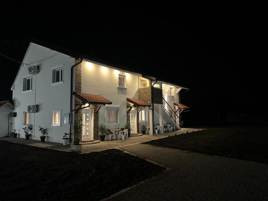 Mariachi Surčin, Surčin