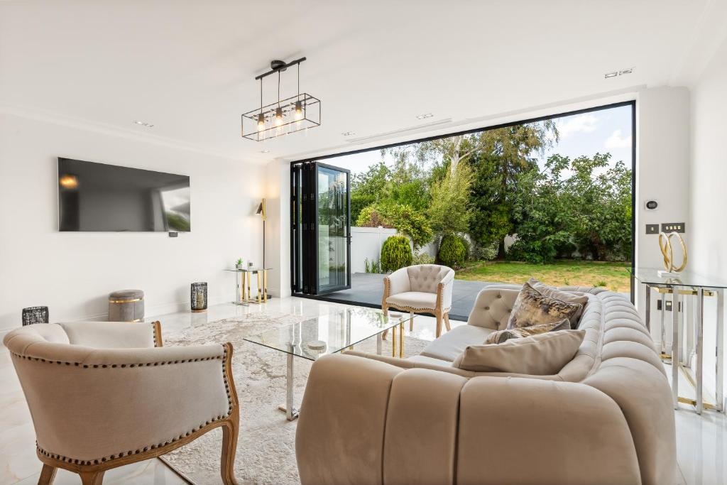 Stylish 5BR with Garden&Parking near Wimbledon, New Malden