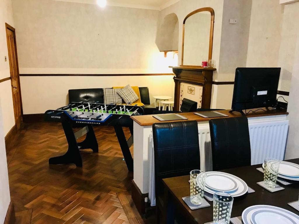 Castle Donington 5 Bed House 2 Baths Near EMA And Donington Park, Касл-Донингтон