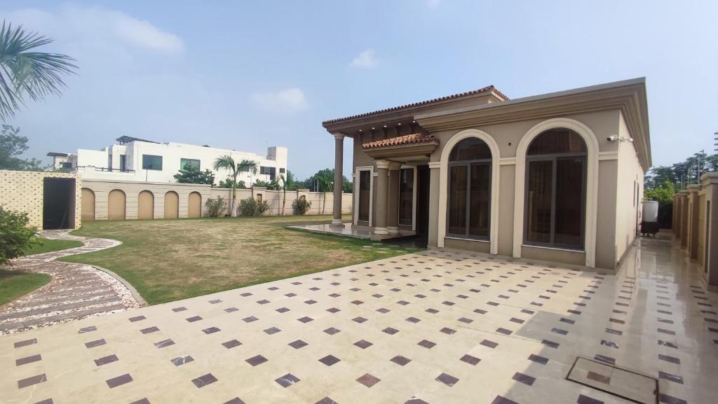 Lawn & Luxe 2 BR Stay with Grand Event Space, Lahore