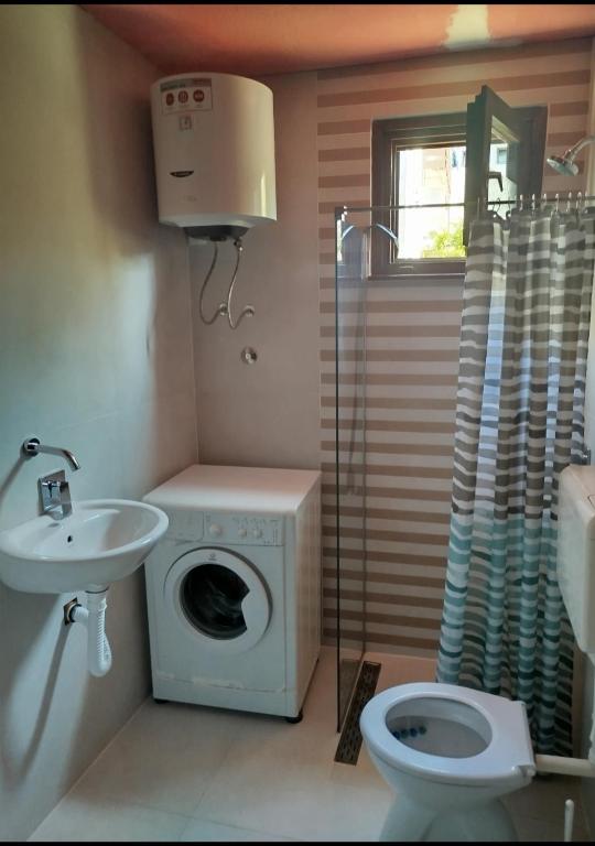 Room with two beds and shared bathroom - 4