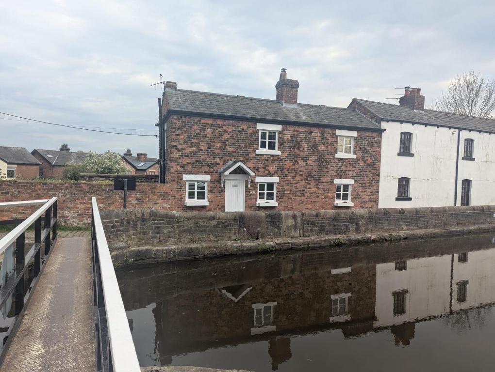 1 Top Locks, Burscough
