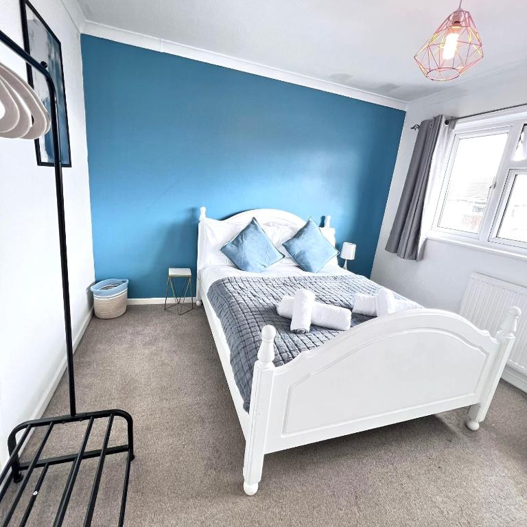 4 BR Maidstone Spacious House -Drive Parking sleeps 7, Boxley