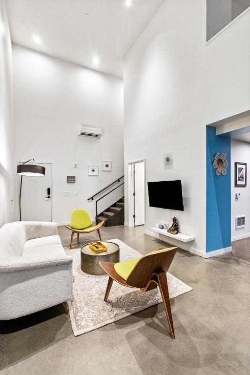 Posh Lofty Pad in Central Redmond - 92 Walkscore!, Redmond