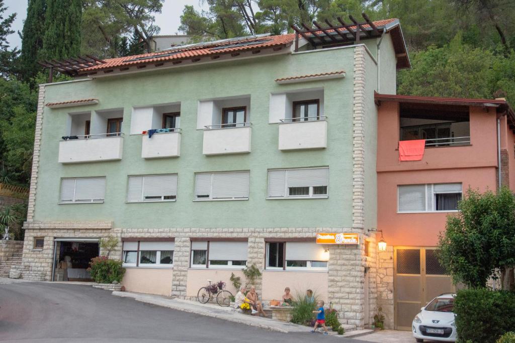 Pansion 8 ferala, Novigrad Dalmatia