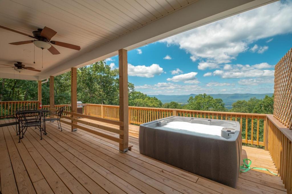 Sunset Cabin Privacy, Views, HotTub, Firepit, BBQ, Pets, Rileyville