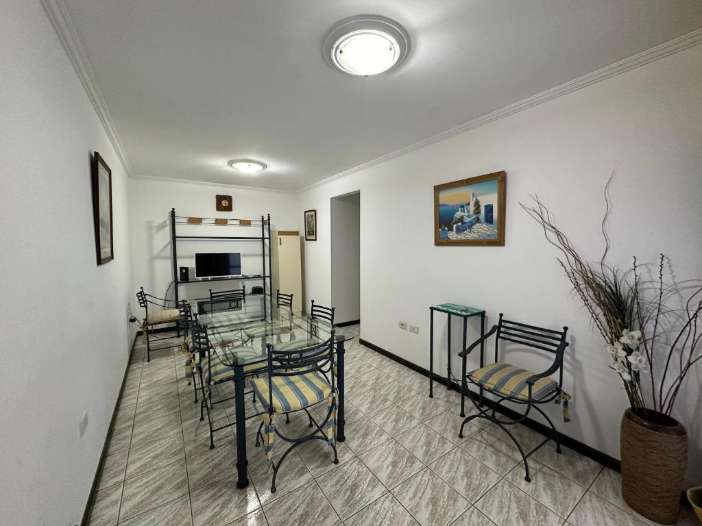 Departamento céntrico amplio con cochera incluida - 1