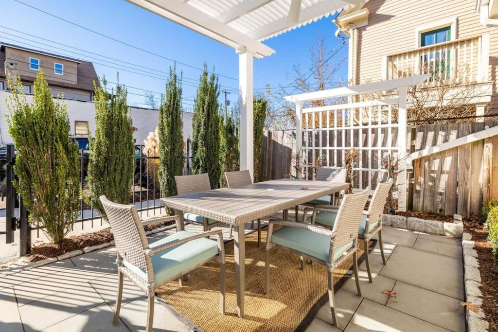 Cottage At Yale, New Haven