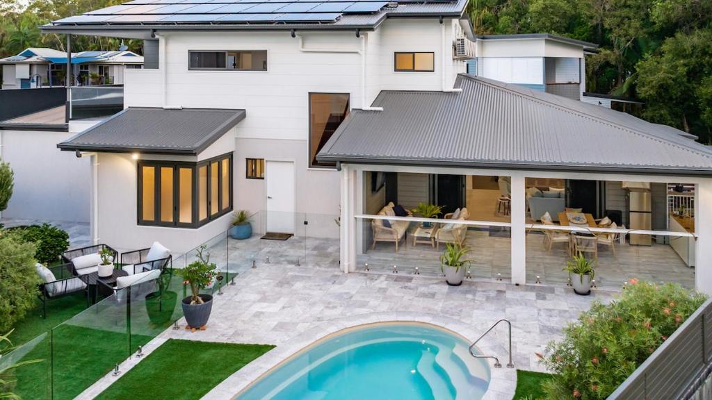 Whitehaven - 4 BR w Pool - 2 Mins to Beach, Agnes Water