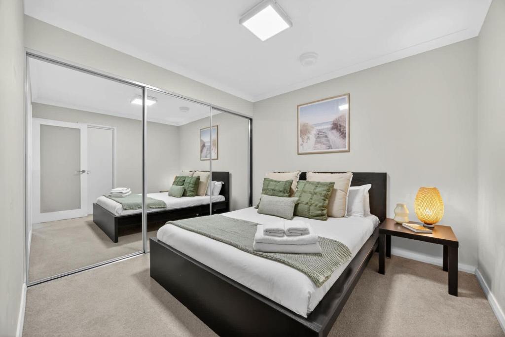 Modern 2BR Apartment in the Heart of Rockingham Close to Beach Shops & Naval Base, Rockingham