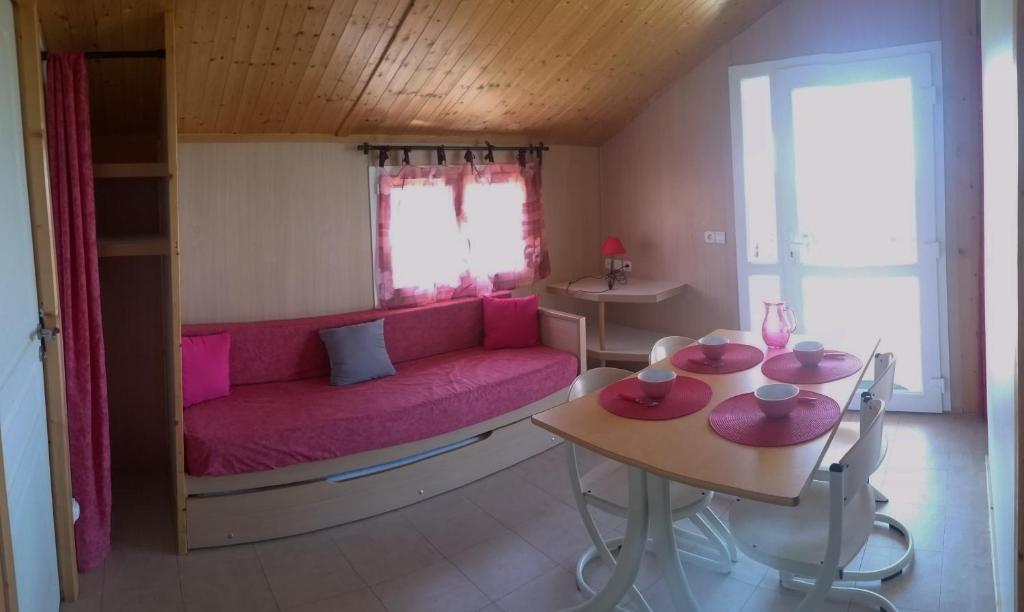 Les Chalets du Piou — Hotel in Bussières