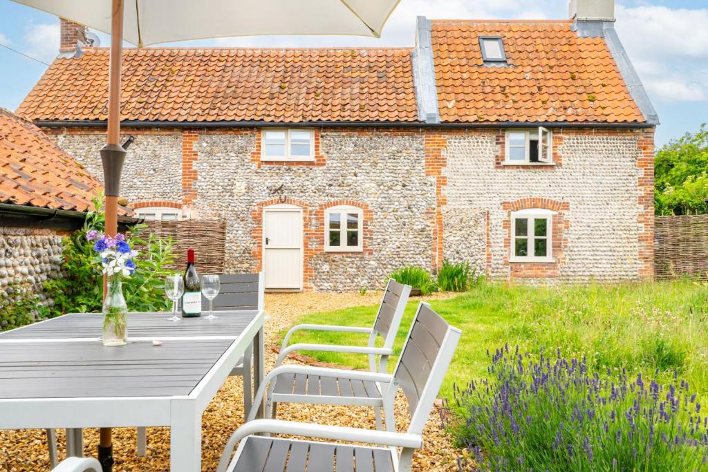 White End, Salthouse