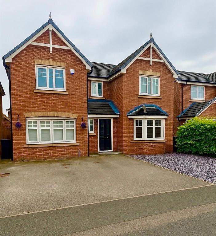 Luxury 3 Bed Retreat with 75 Inch TV, Gym, Sauna, Home Office, Xbox Nintendo Consoles & BBQ, Leigh