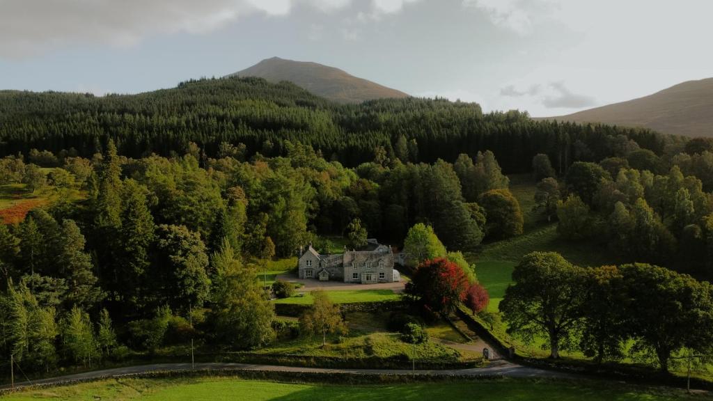 Traditional Highland lodge restored in the spirit of rural living, set in a wild landscape - NATURE ADVENTURE NURTURE, Pitlochry