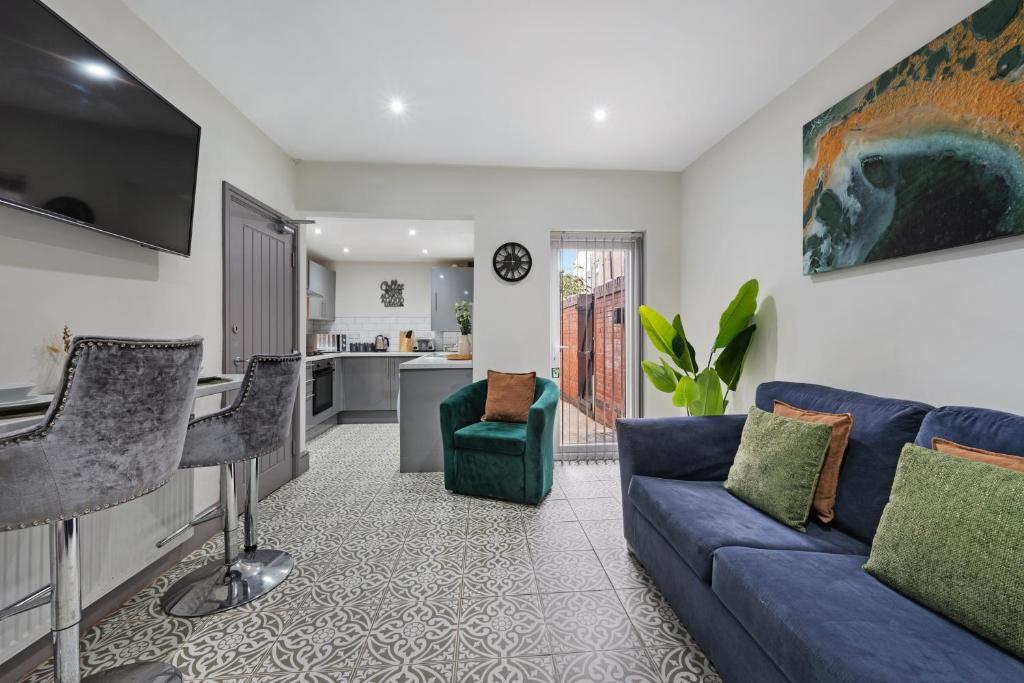 Sutcliffe House - Air Host & Stay - 3 bed 3 bath - Contractor Friendly, Liverpool