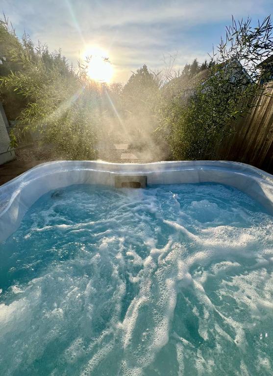 Lodge with Jacuzzi Hot Tub at The Waun Wyllt, Brondini