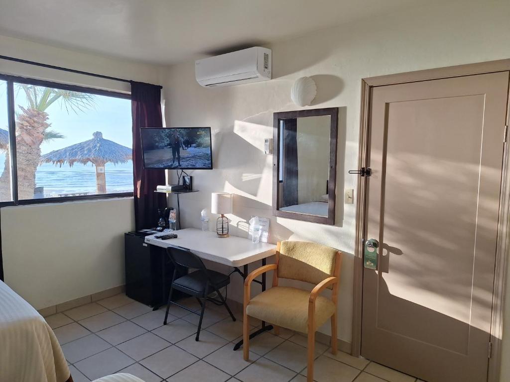 #36 Bungalow Seaside Hotel & Victors RV Park - 3