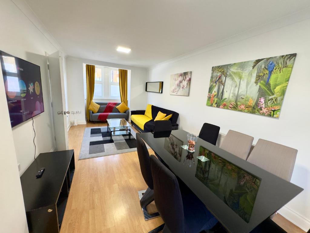 London 3 Bedrooms 3 Bathrooms Spacious House, Reception, Kitchen, Garden, Parking, Londýn