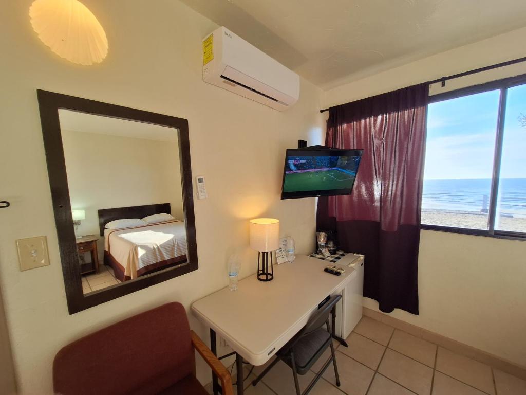 #39 Bungalow Seaside Hotel & Victors RV Park - 5
