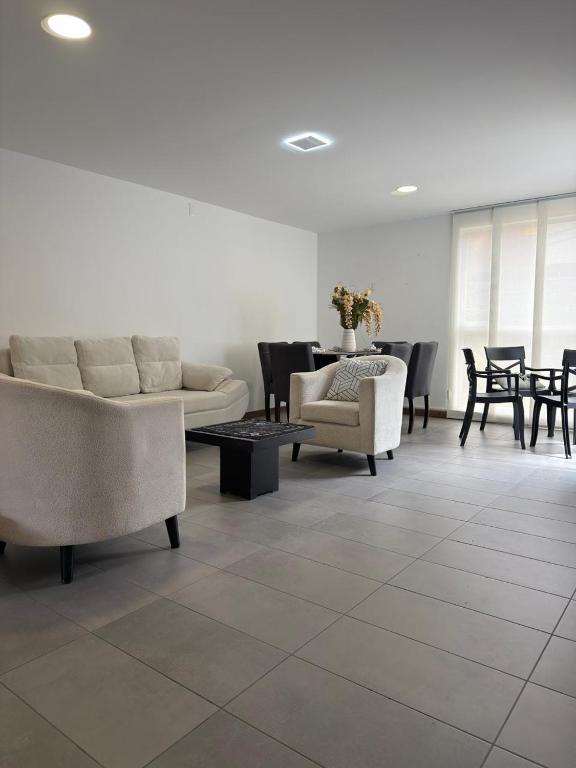 Hermosa Casa en Tumbaco ! Cerca del aeropuerto de Quito y cerca de cumbaya ! - 5