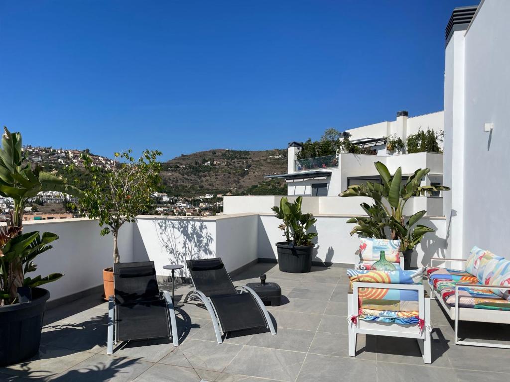 Sunny penthouse beach apartment with panoramic views - 2