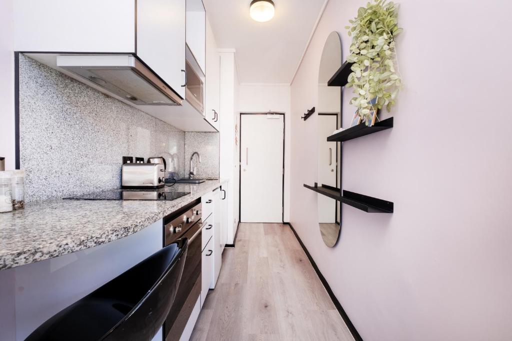 The Flamingo703: Spacious Corner Unit in Sea Point, Кейптаун