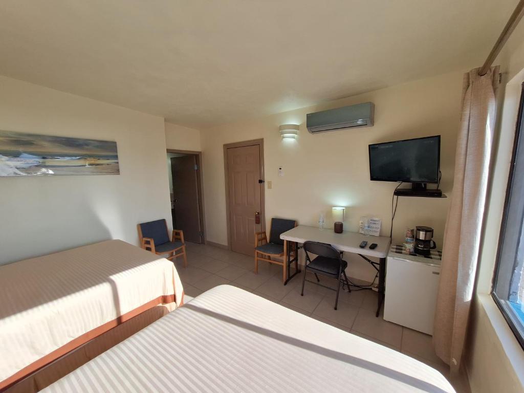 #53 Bungalow Seaside Hotel & Victors RV Park - 3