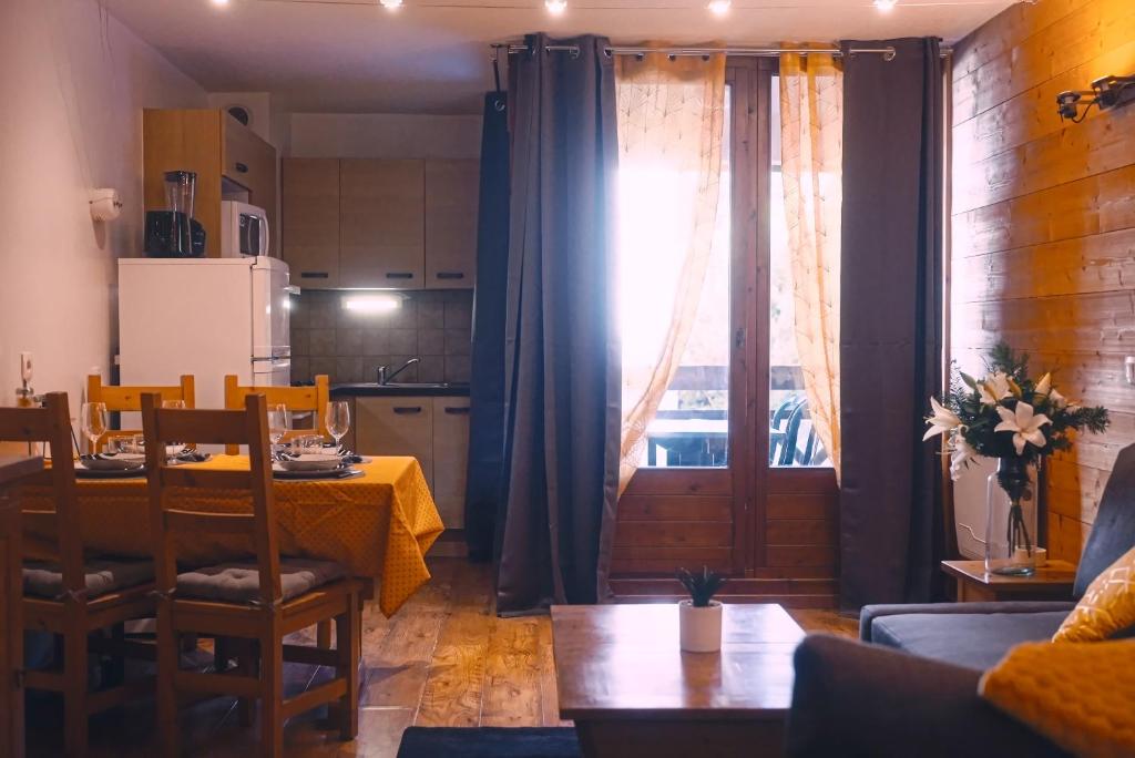 studio chic redécoré avec soin, idéal couples familles ou entre amis,parfait pour cure thermale ou séjour ski, wifi 180 chaines tv parking couvert - 2