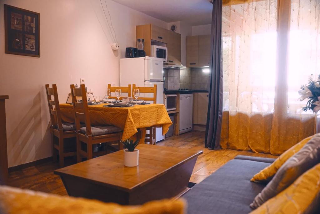 studio chic redécoré avec soin, idéal couples familles ou entre amis,parfait pour cure thermale ou séjour ski, wifi 180 chaines tv parking couvert - 3