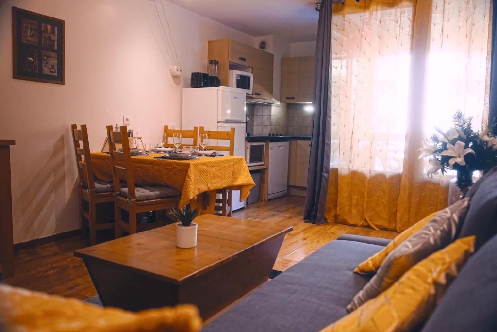 studio chic redécoré avec soin, idéal couples familles ou entre amis,parfait pour cure thermale ou séjour ski, wifi 180 chaines tv parking couvert - 4