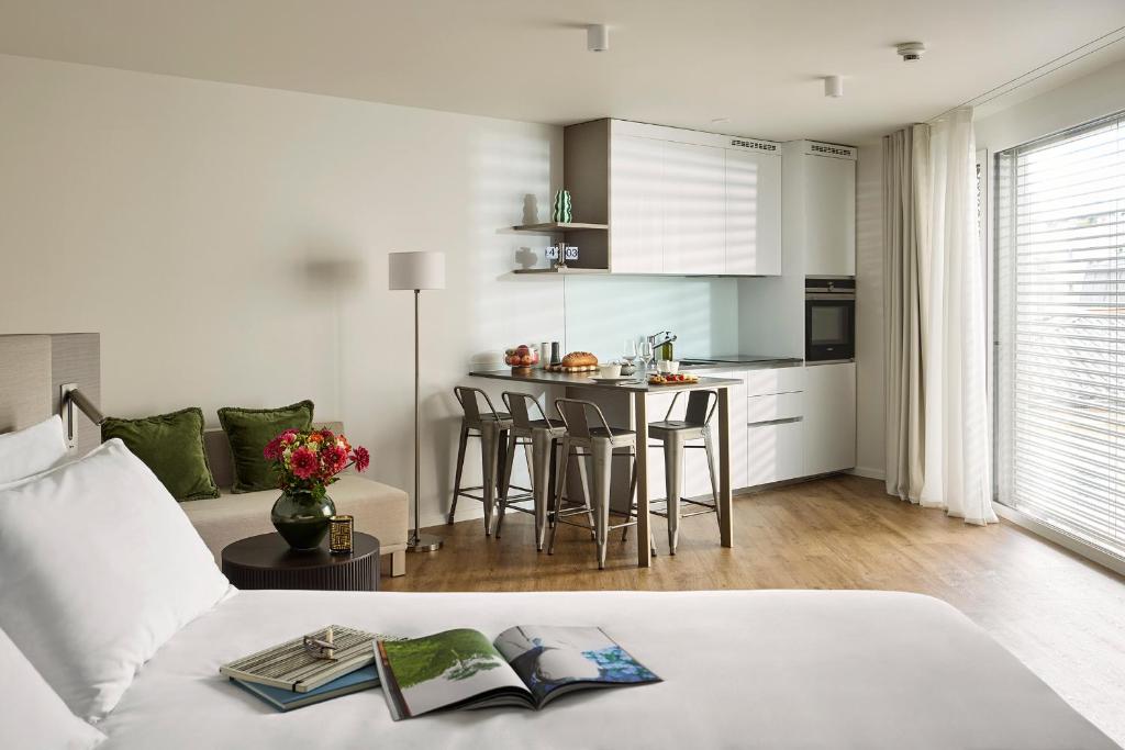 Base Geneva, Ženeva