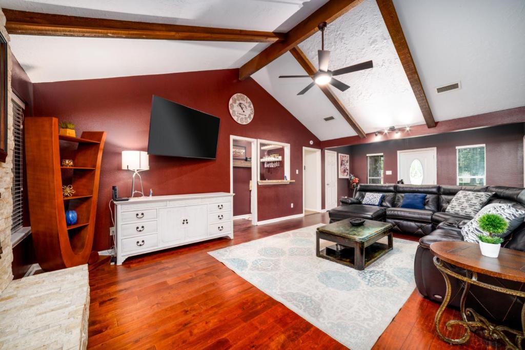 Spacious 4BR Getaway in Cypress with Style, Cypress