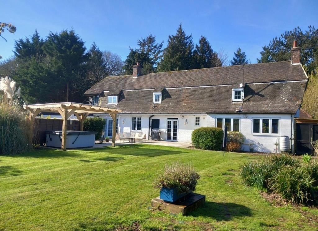 The Lodge - luxurious country stay with Hot tub, Games room and Gym, Canterbury