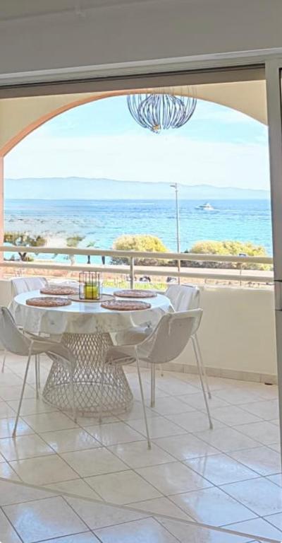 Superbe Pieds dans l eau ajaccio face à la mer plage de sable fin route des îles des sanguinaires, Ajaccio