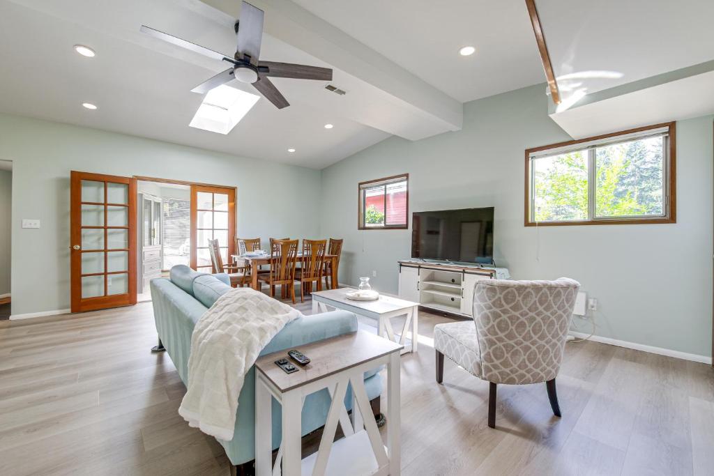 Less Than 1 Mi to Lake Washington Peaceful Apt in Kenmore, Kenmore