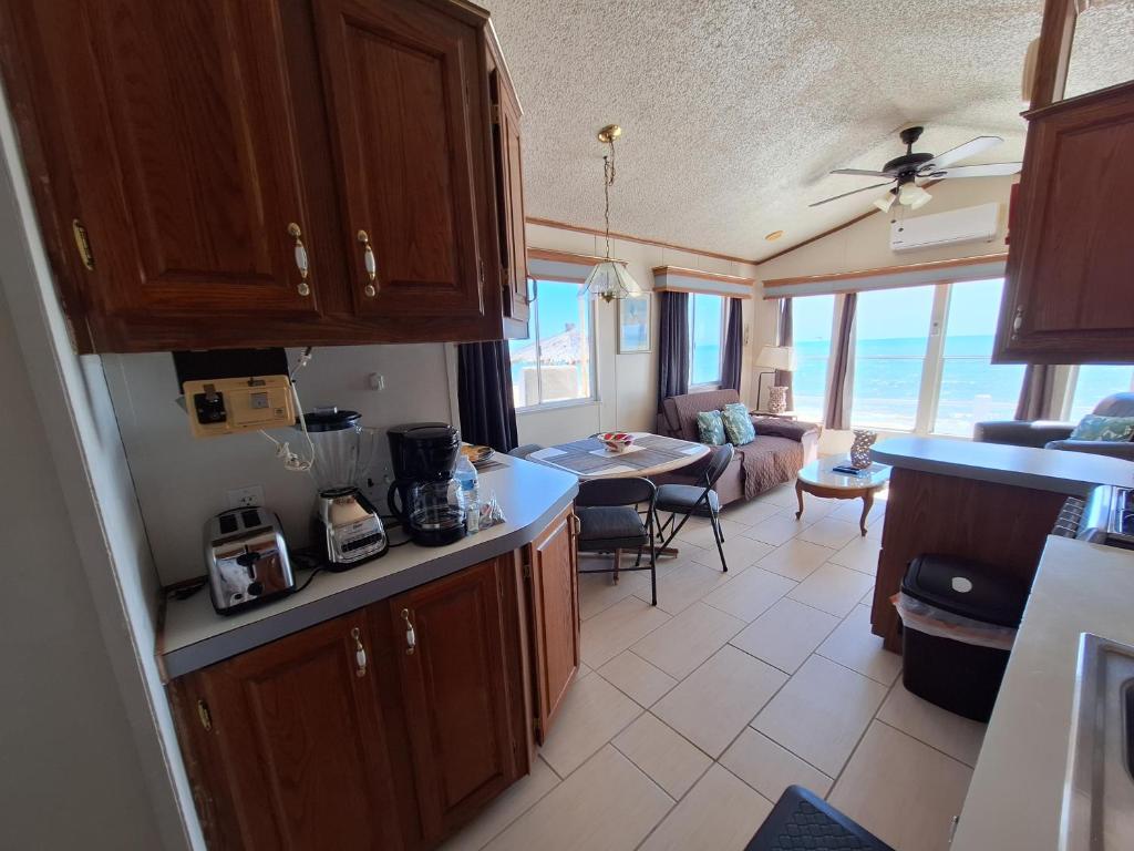 6 &14 Equipped Beach House Seaside Hotel - 2
